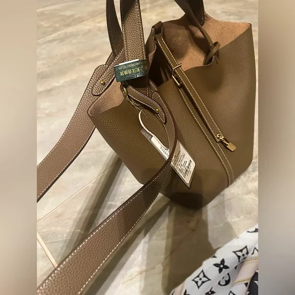 ✨ Genuine Leather Bucket Tote with Long Strap – New with Tags ✨ - Picture 4 of 9